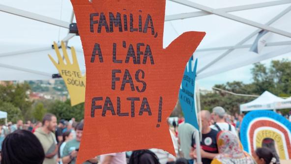 Acte de l'afa. a una mà de catró es llegeix: "família, a l'AFA fas falta!"