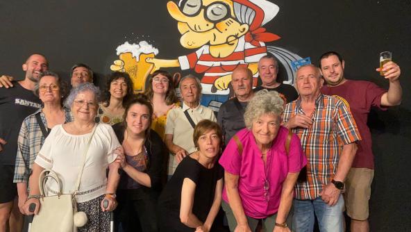 Foto de grup dels integrants del projecte, davant el dibuix de La Sisqueta