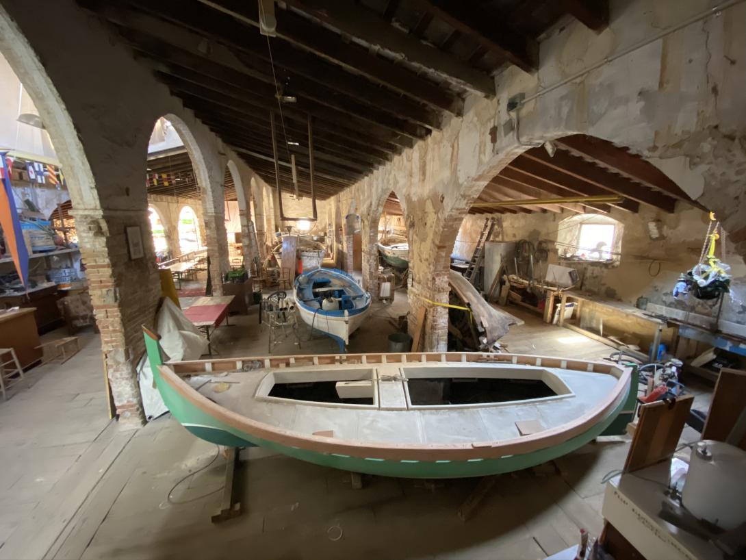 Antigues barques dels pescadors en procés de restauració
