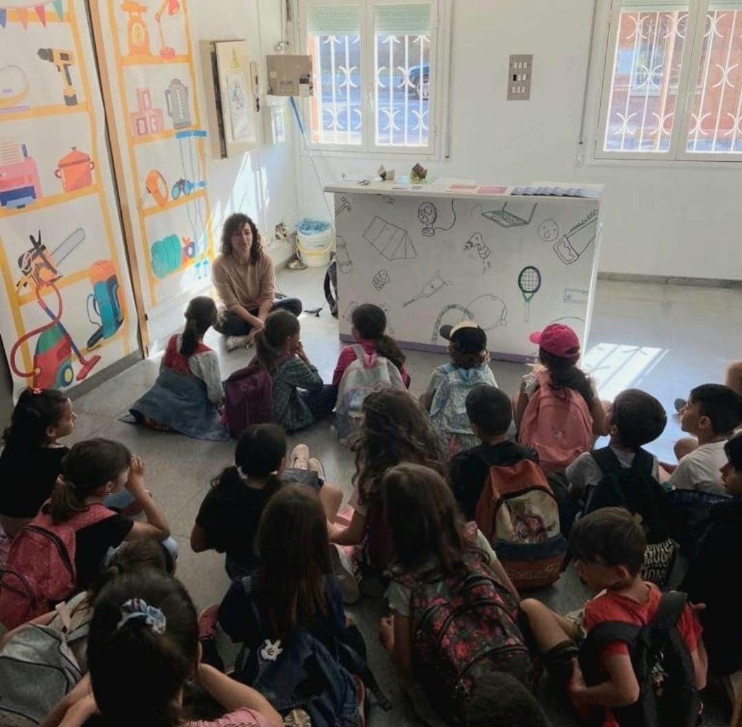 Visita d'una escola del barri a la Biblioteca de les Coses.