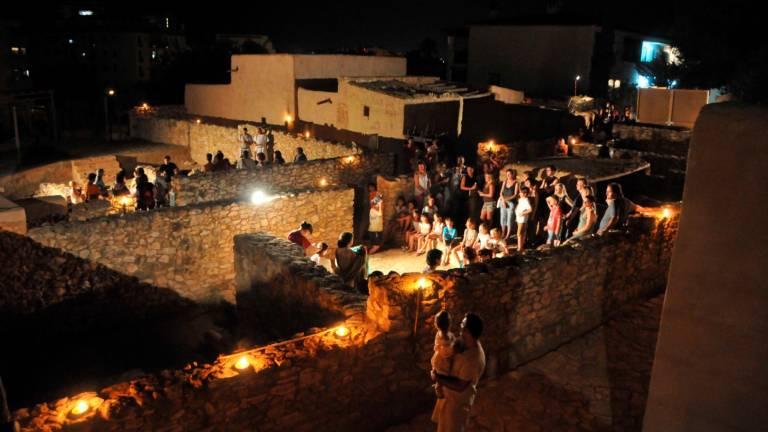 Imatge nocturna de la Ciutadella Ibèrica de Calafell durant el Festival Terra Ibèrica