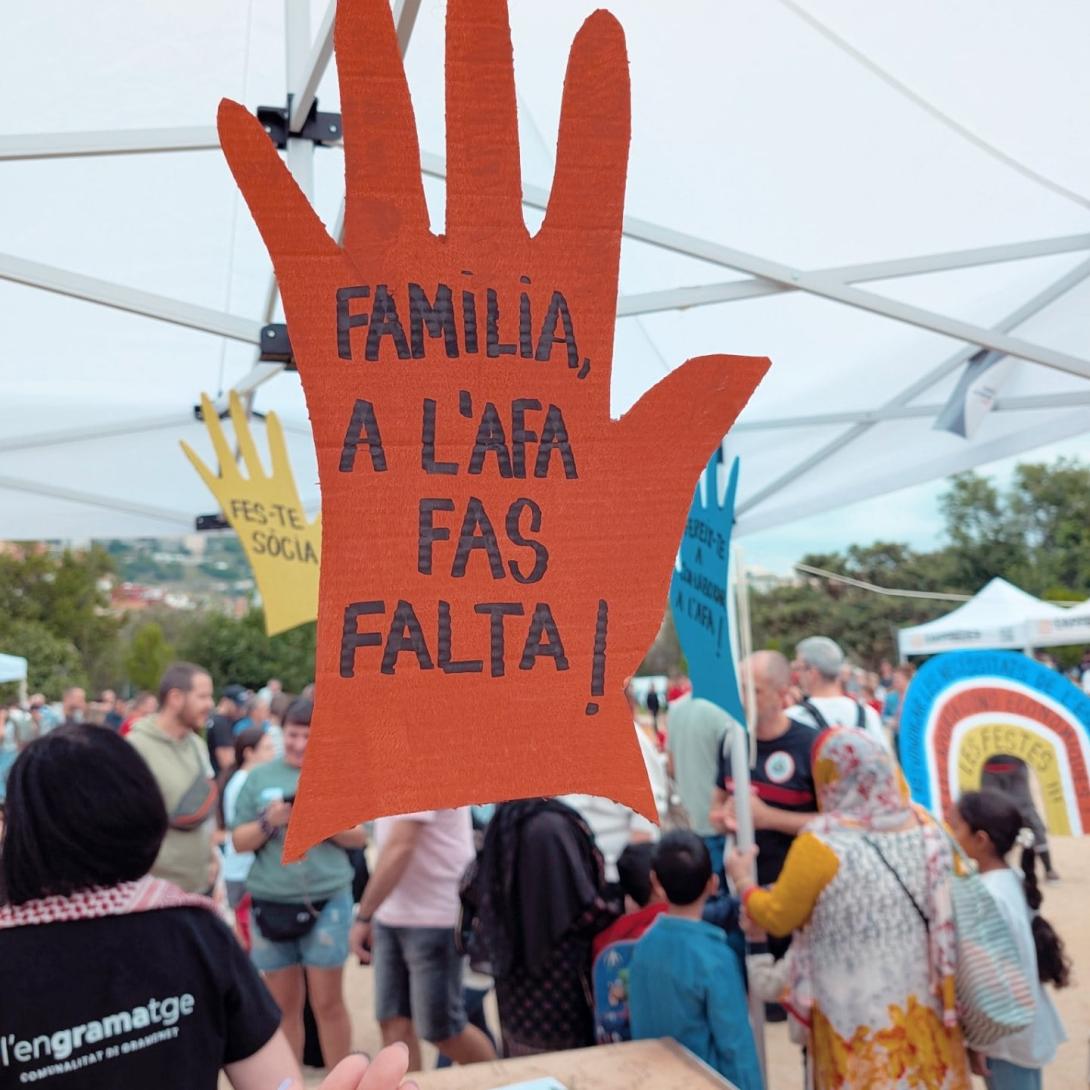 Acte de l'afa. a una mà de catró es llegeix: "família, a l'AFA fas falta!"